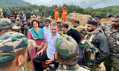 വീണ്ടും ദുരന്ത ബാധിത പ്രദേശം സന്ദര്‍ശിച്ച് രാഹുലും പ്രിയങ്കാ ഗാന്ധിയും