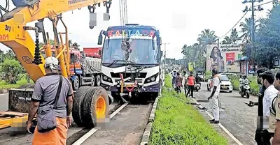 അങ്കമാലിയിൽ ദേശീയപാതയിൽ ബസ് മീഡിയനിൽ ഇടിച്ചുകയറി