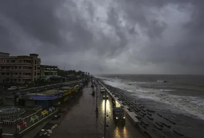 ദാന ചുഴലിക്കാറ്റ്  ഒഡിഷയിലും പശ്ചിമ ബംഗാളിലും മഴയും കൊടുങ്കാറ്റും