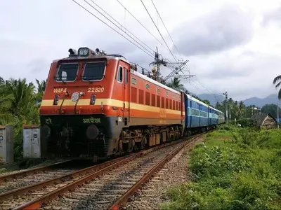 കനത്ത മഴ  ഷൊർണ്ണൂർ പാലക്കാട് റൂട്ടിൽ ട്രെയിൻ ​ഗതാ​ഗതം നിർത്തിവെച്ചു