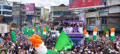 പ്രിയങ്ക ഗാന്ധിയുടെ റോഡ് ഷോയില്‍ പതിനായിരങ്ങള്‍   കൈ  കരുത്തില്‍ കല്‍പ്പറ്റ