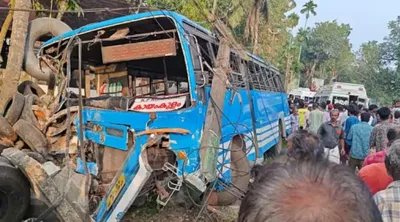 പത്തനംതിട്ടയില്‍ സ്വകാര്യ ബസ് മറിഞ്ഞ് അപകടം