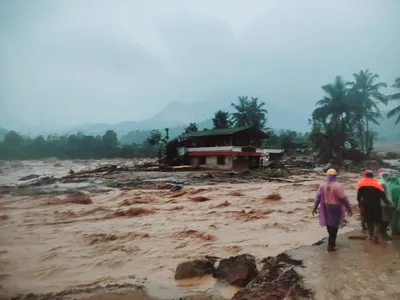 വ​യ​നാ​ട് മു​ണ്ട​ക്കൈ​യി​ല്‍ ഉ​രു​ള്‍​പൊ​ട്ട​ല്‍  എട്ട് പേർ മരിച്ചു